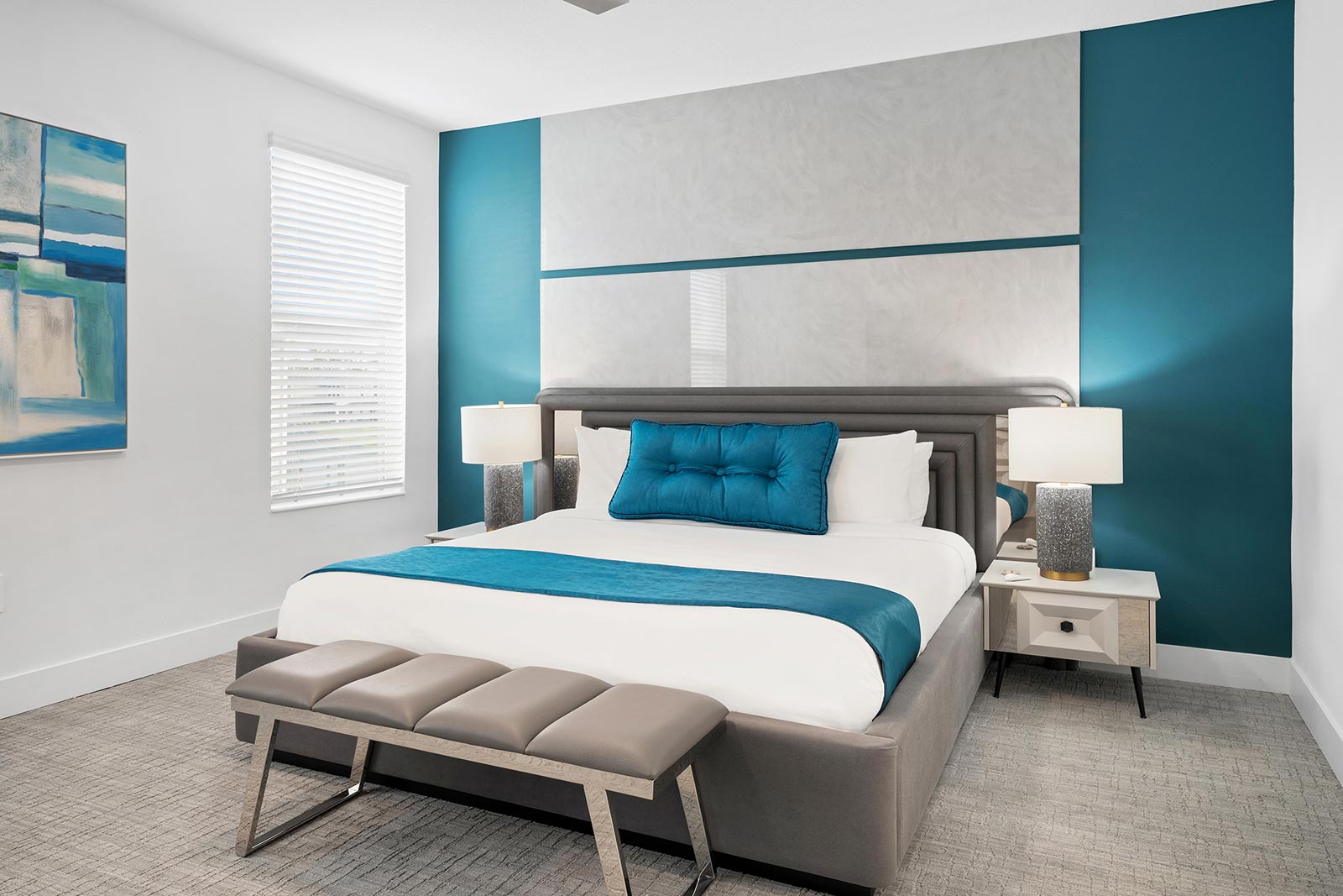 bedroom with king bed and two bedside tables and lamps