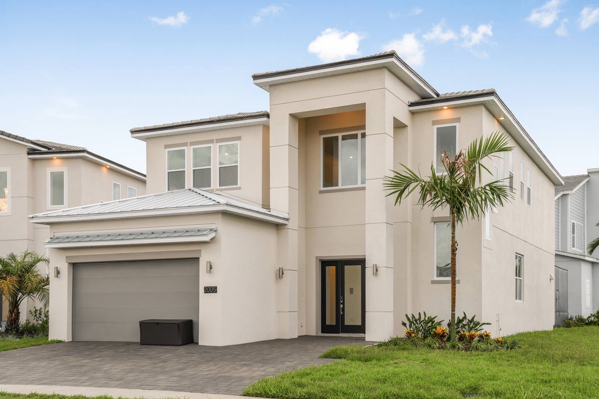 exterior of 6 bedroom villa