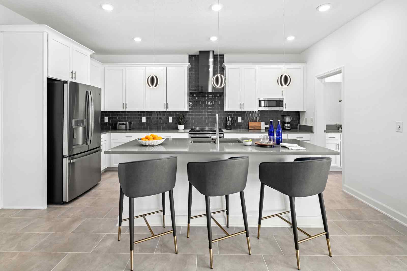 Harbor island Villa kitchen and island with three stools